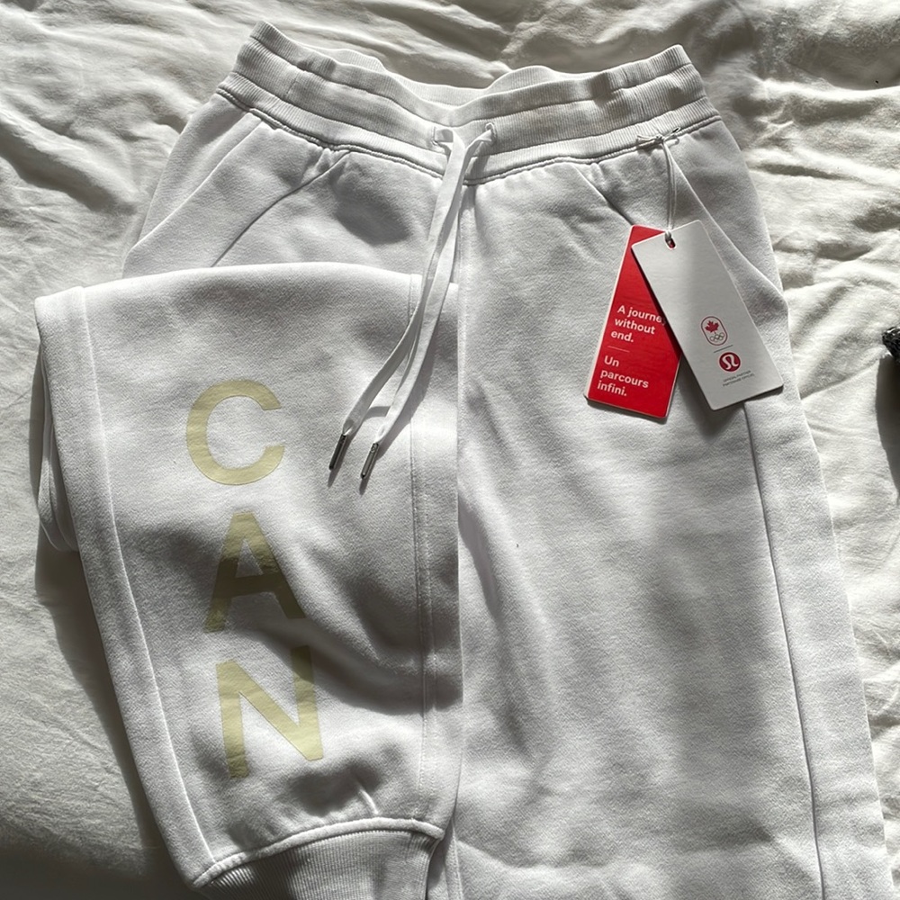 NWT lululemon team Canada joggers size 4